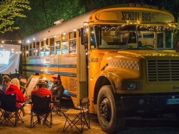 unieke-overnachting-in-een-schoolbus