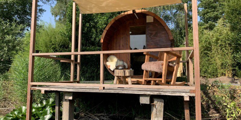 tiny-house-met-hottub-aan-het-water