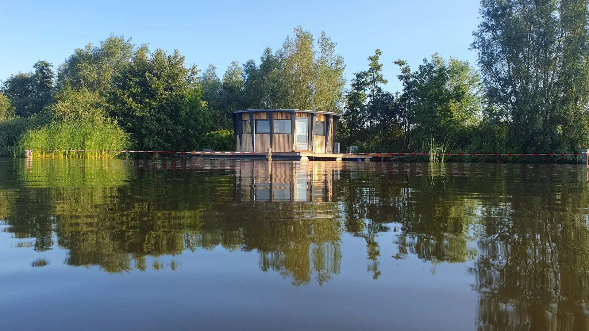 Supertrips - Huisje op het water