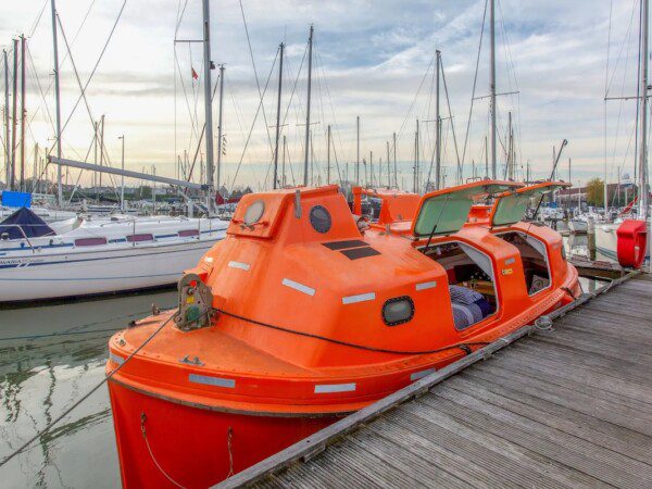 slapen op een reddingsboot