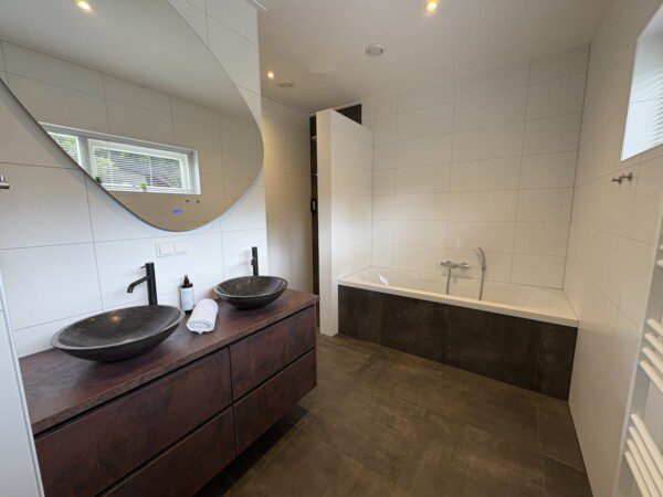 luxe bosvilla met bioscoop