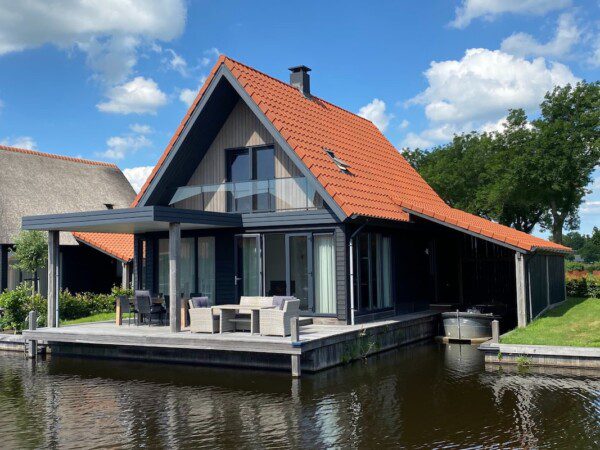 watervilla met sloep