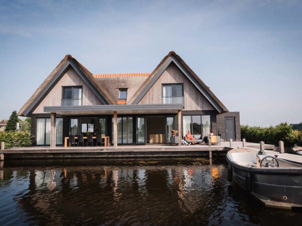watervilla met sloep