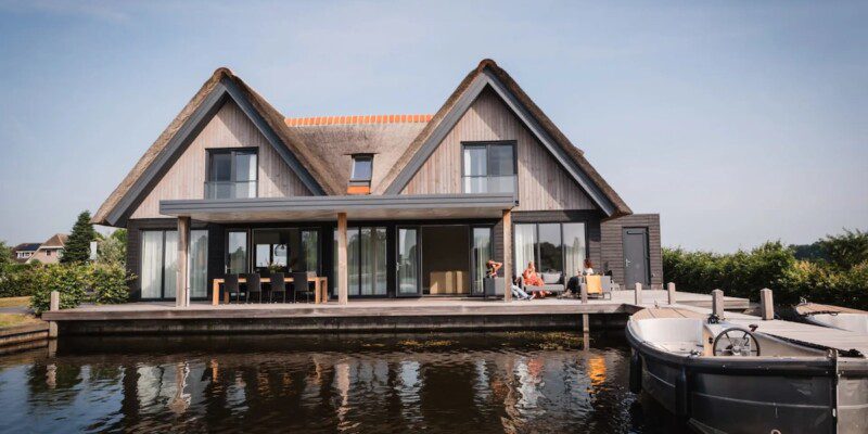 watervilla met sloep