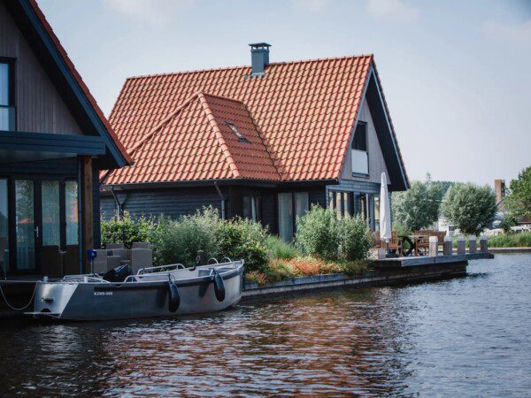 watervilla met sloep