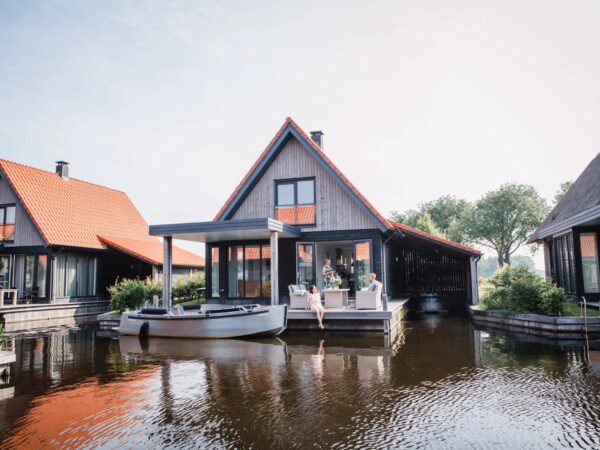watervilla met sloep